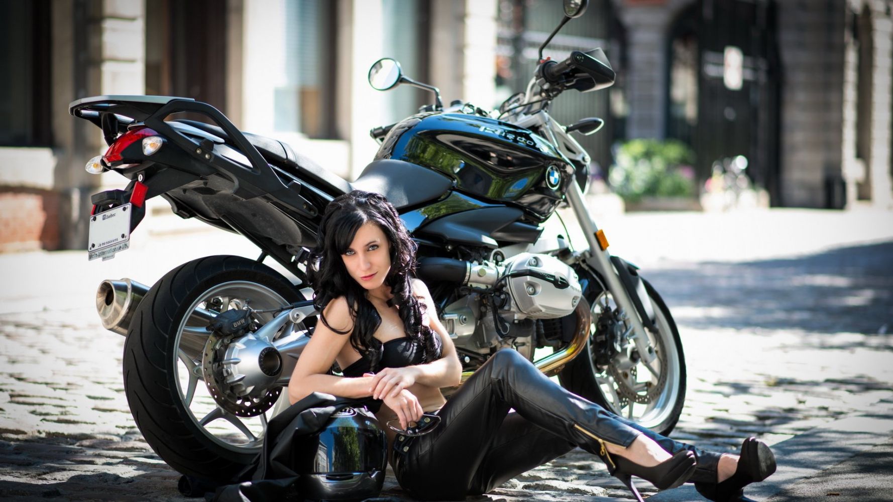 European women on bikes in Weifang