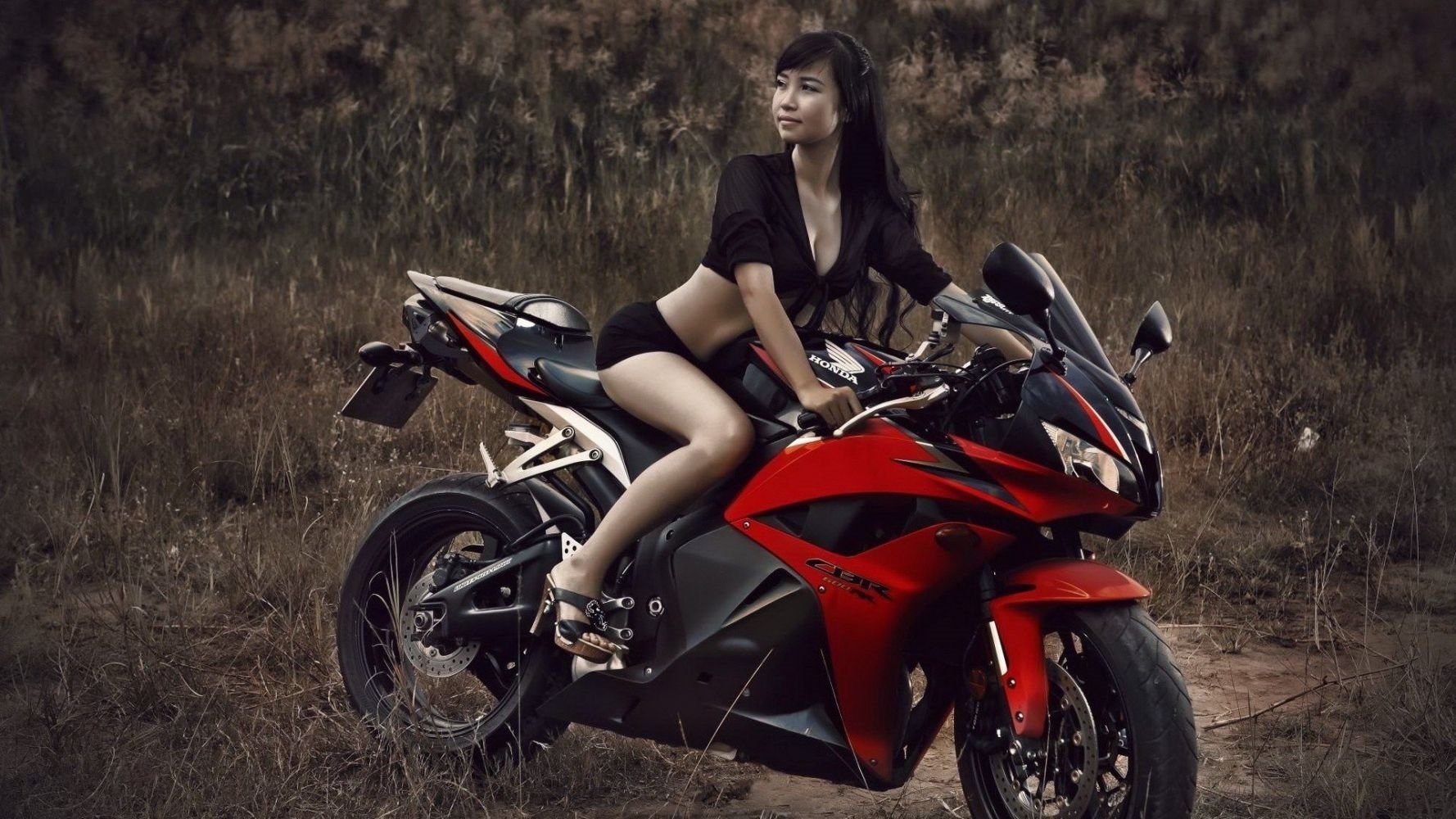 Fitness girls and bikes in Weifang