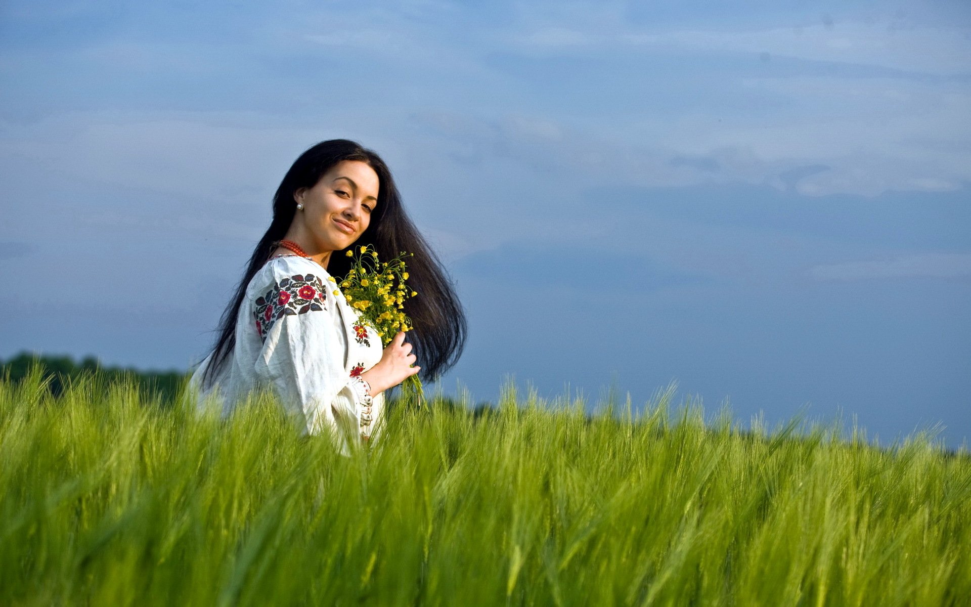Girls in Slavic costumes in Weifang