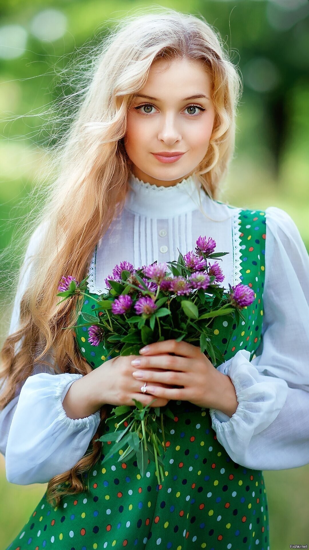 Girls in Slavic costumes in Weifang